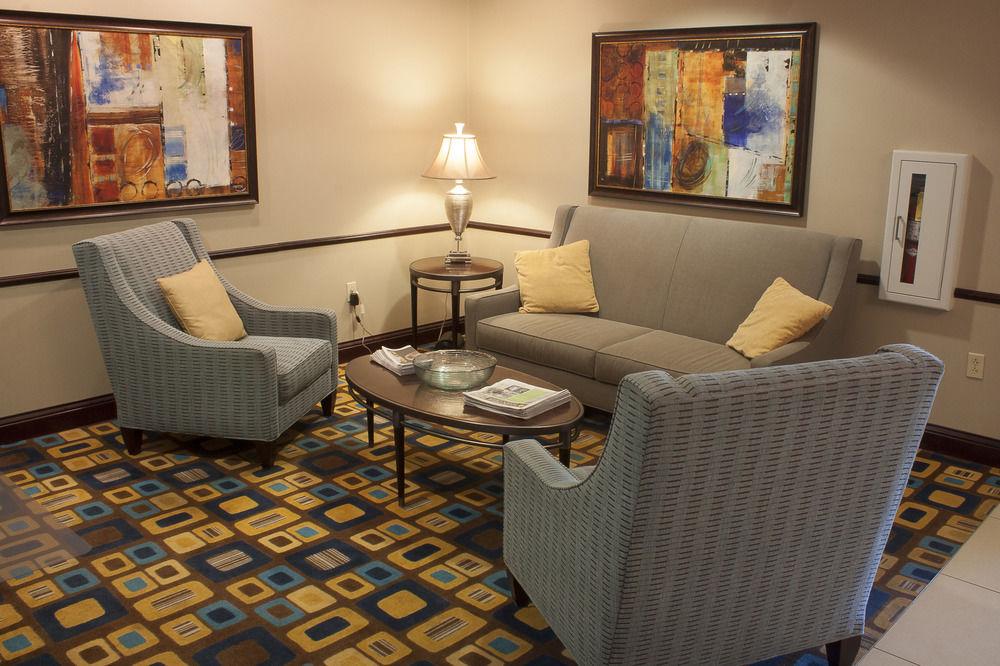 Holiday Inn Express & Suites Youngstown West I 80, An Ihg Hotel Екстериор снимка