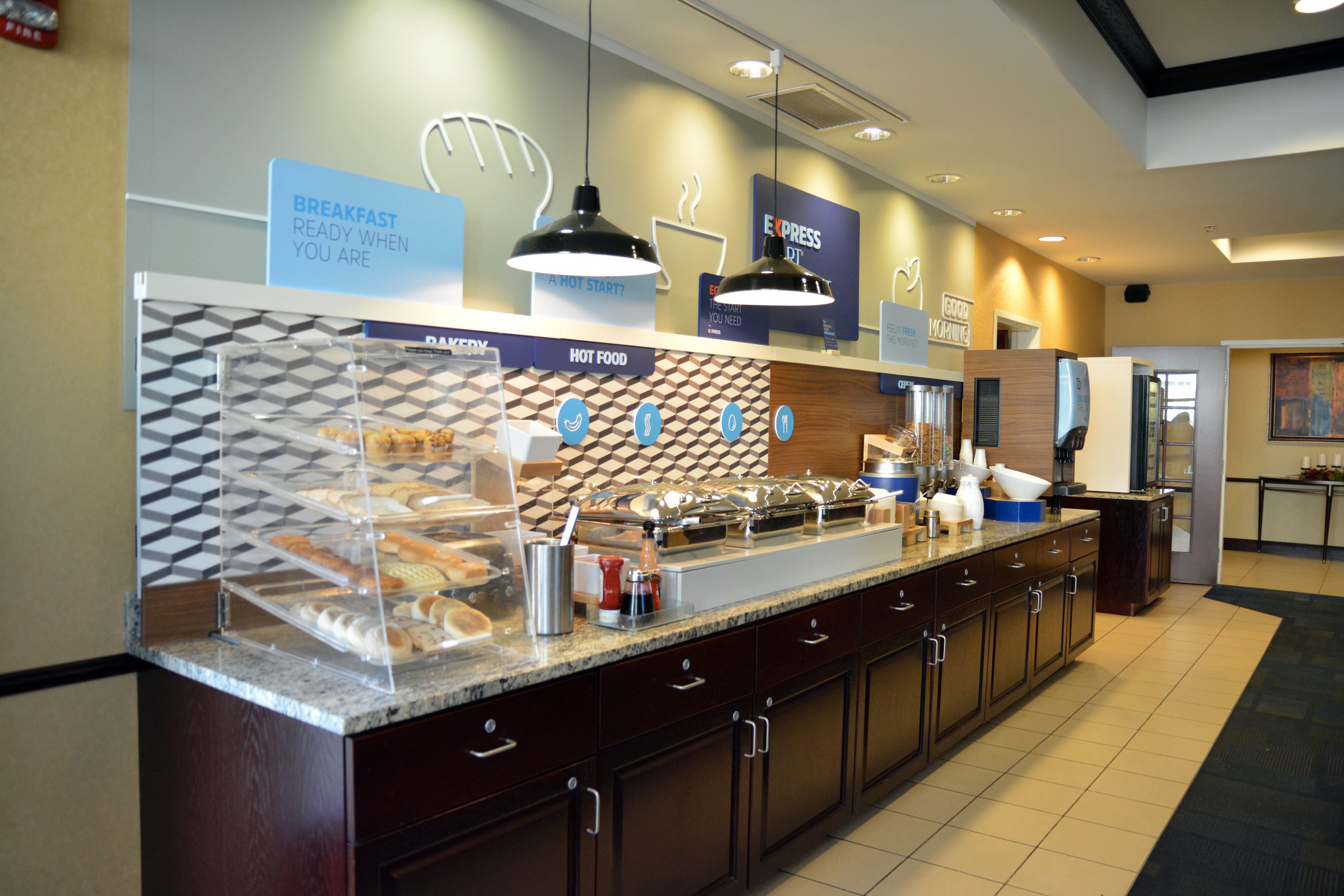 Holiday Inn Express & Suites Youngstown West I 80, An Ihg Hotel Екстериор снимка