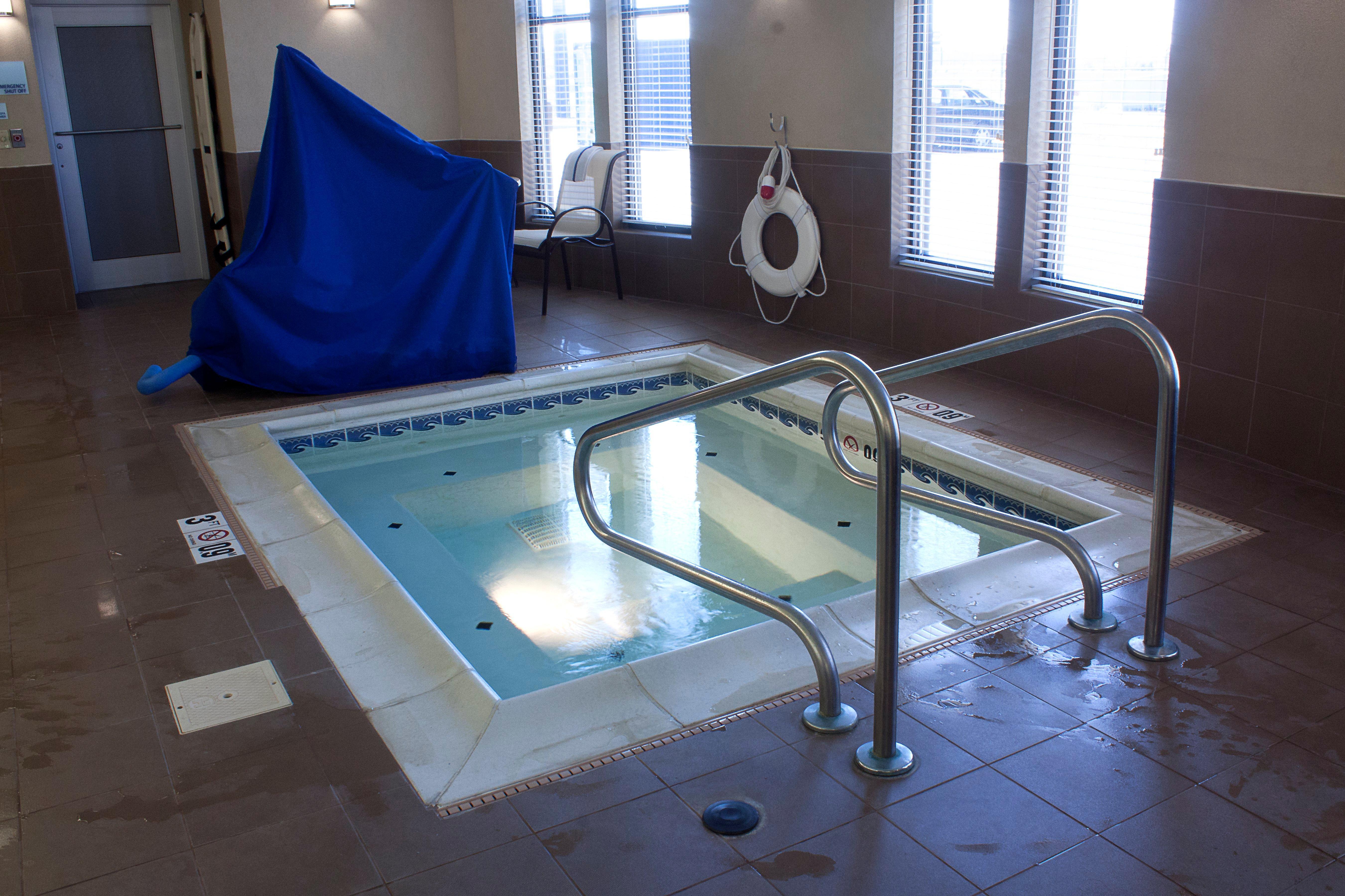 Holiday Inn Express & Suites Youngstown West I 80, An Ihg Hotel Екстериор снимка