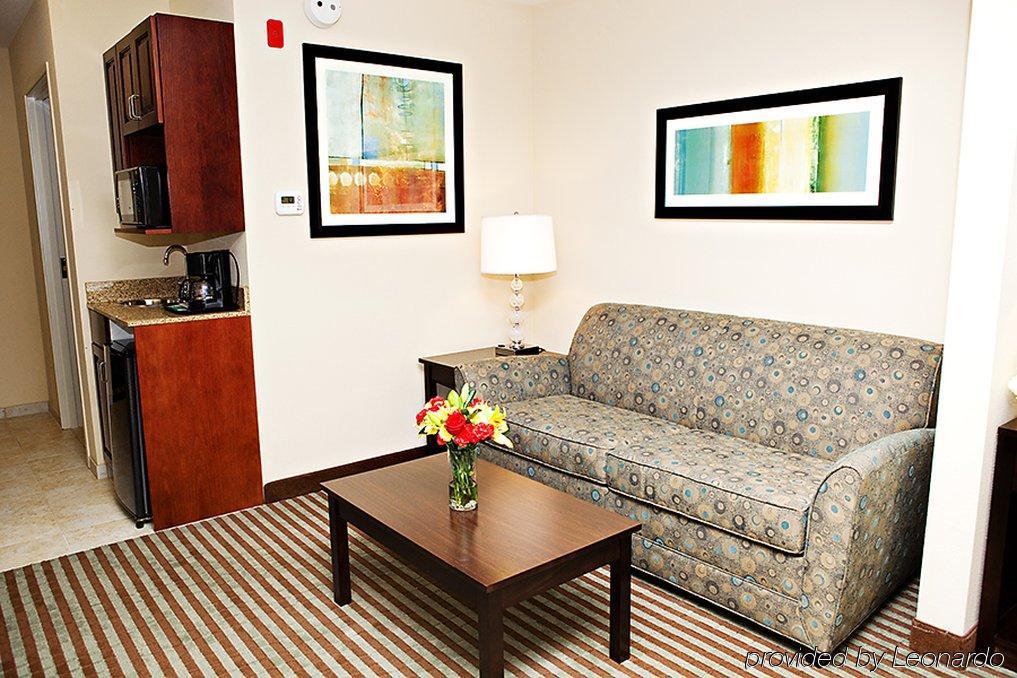 Holiday Inn Express & Suites Youngstown West I 80, An Ihg Hotel Стая снимка