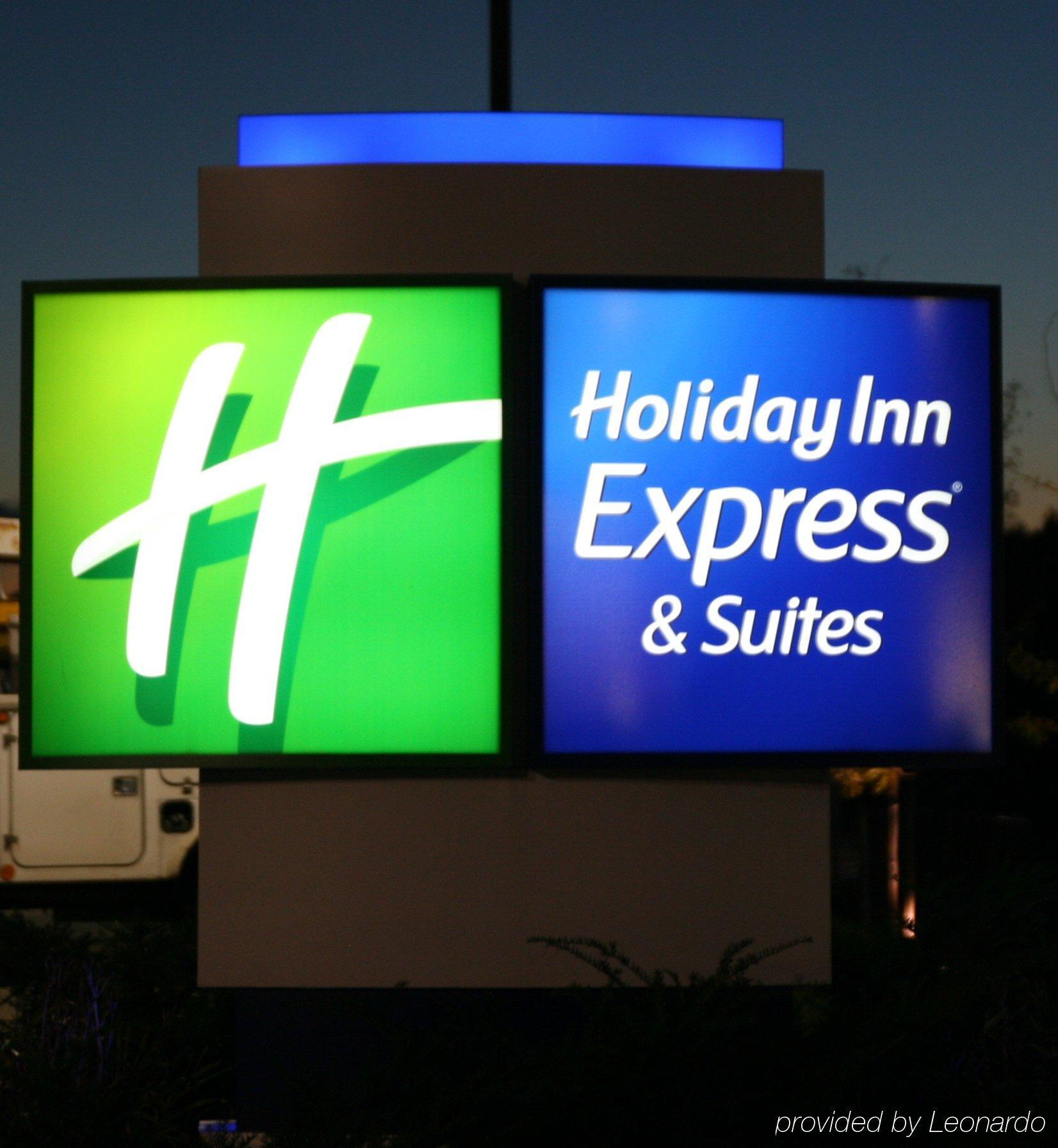 Holiday Inn Express & Suites Youngstown West I 80, An Ihg Hotel Екстериор снимка